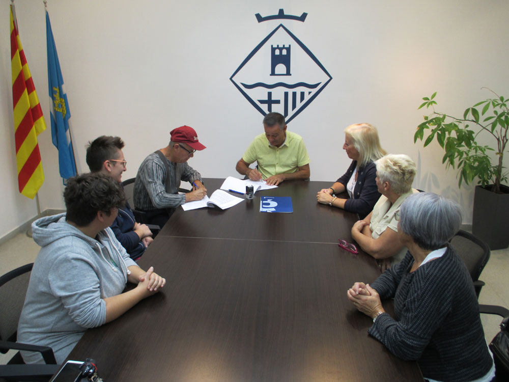 L'Ajuntament signa un conveni amb l'Associació de veïns La Serra per a l'ús del local social de Ca l'Artigues